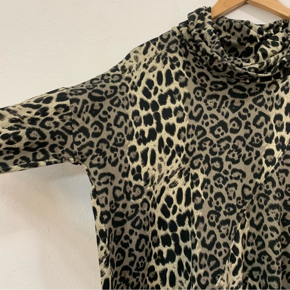 Cha Cha Vente Long Sleeve Asymmetrical Leopard Print Top Size Large Like New - Picture 2 of 6